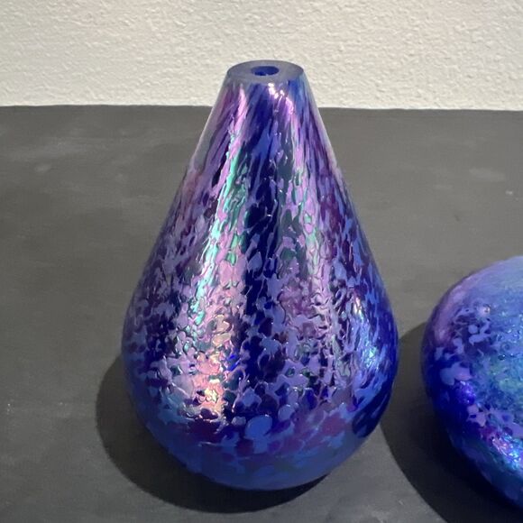2 VINTAGE HANDBLOWN BLUE IRIDESCENT SMALL ART CRACKLE GLASS BUD VASE - Picture 3 of 14